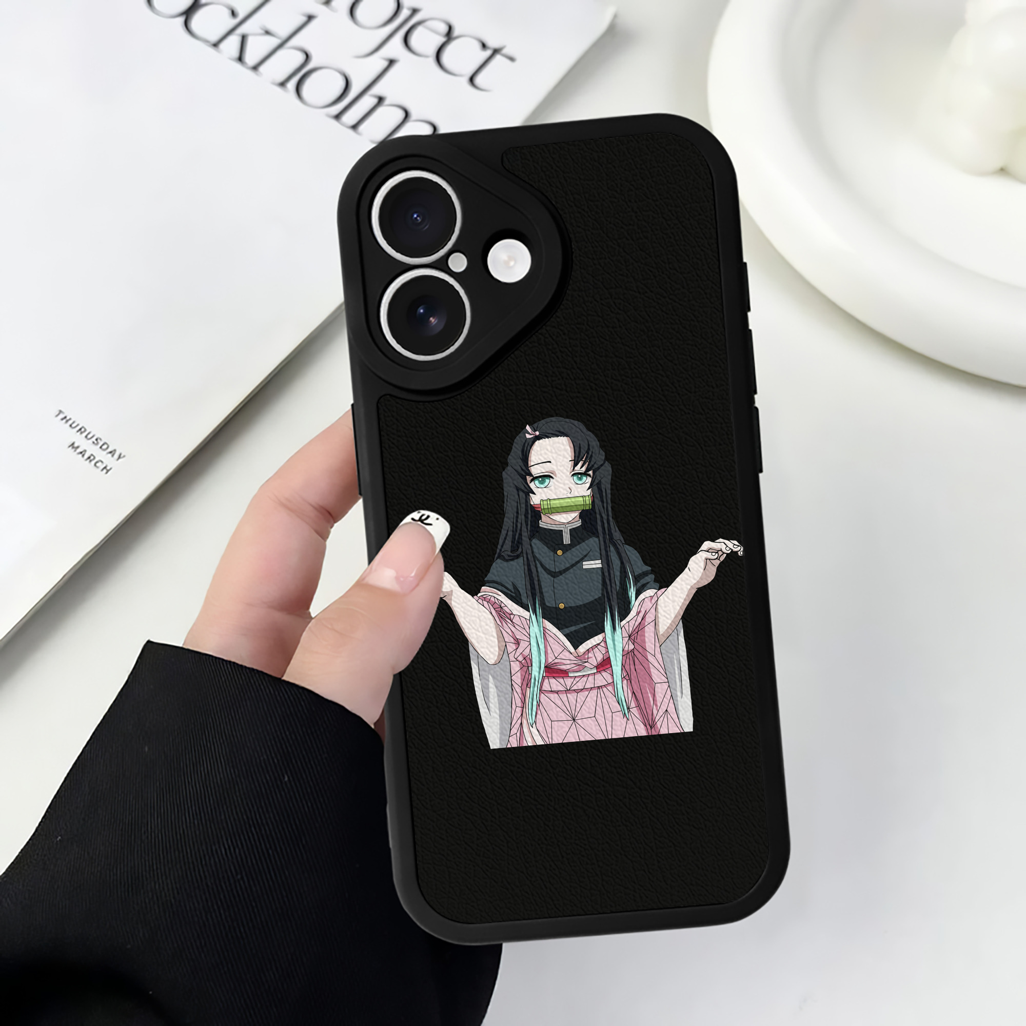 （画像用） 鬼滅の刃（きめつのやいば）竈門 禰󠄀豆子／かまど ねずこ Kamado Nezuko 【iPhone 16シリーズ対応】シリコンスマホケース（レザー調） 材質：シリコン